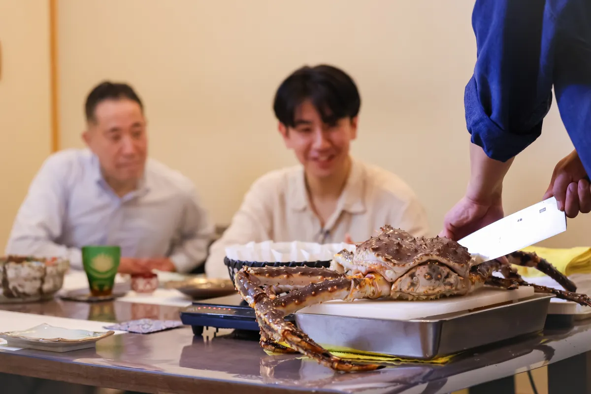 目の前で生まれる、活タラバガニならではの特別な時間